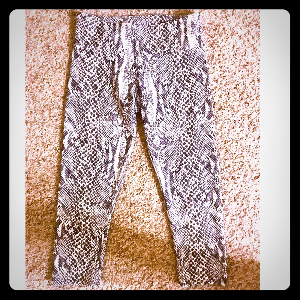 Onzie snakeskin cropped legging xs